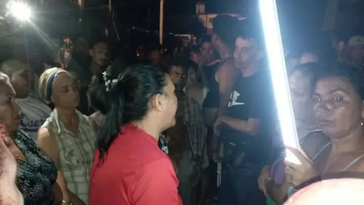 Decenas de personas protestan en Bayamo ante apagón de más de 30 horas